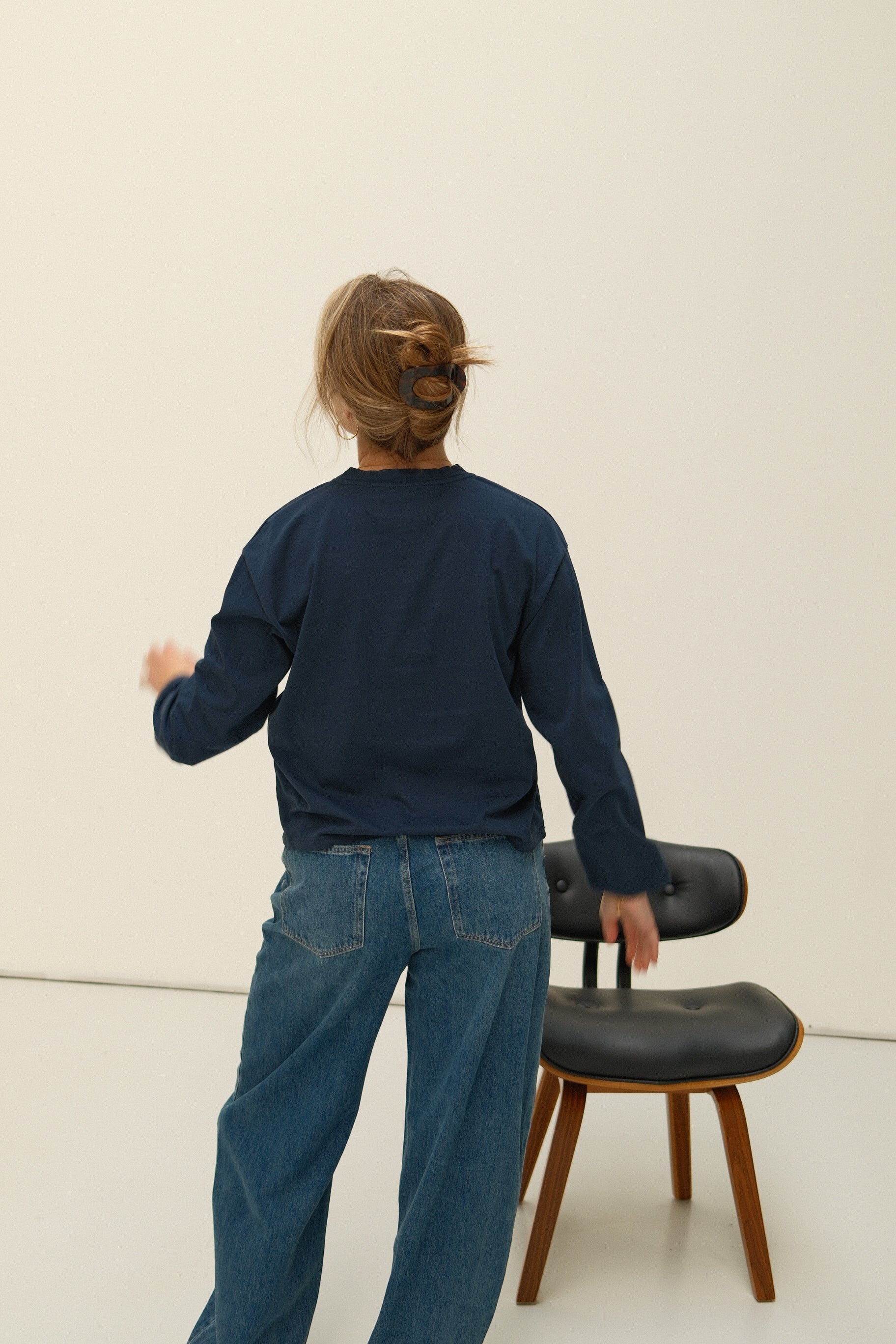 SNEAKERS LENGTH BARREL JEANS - Image 10