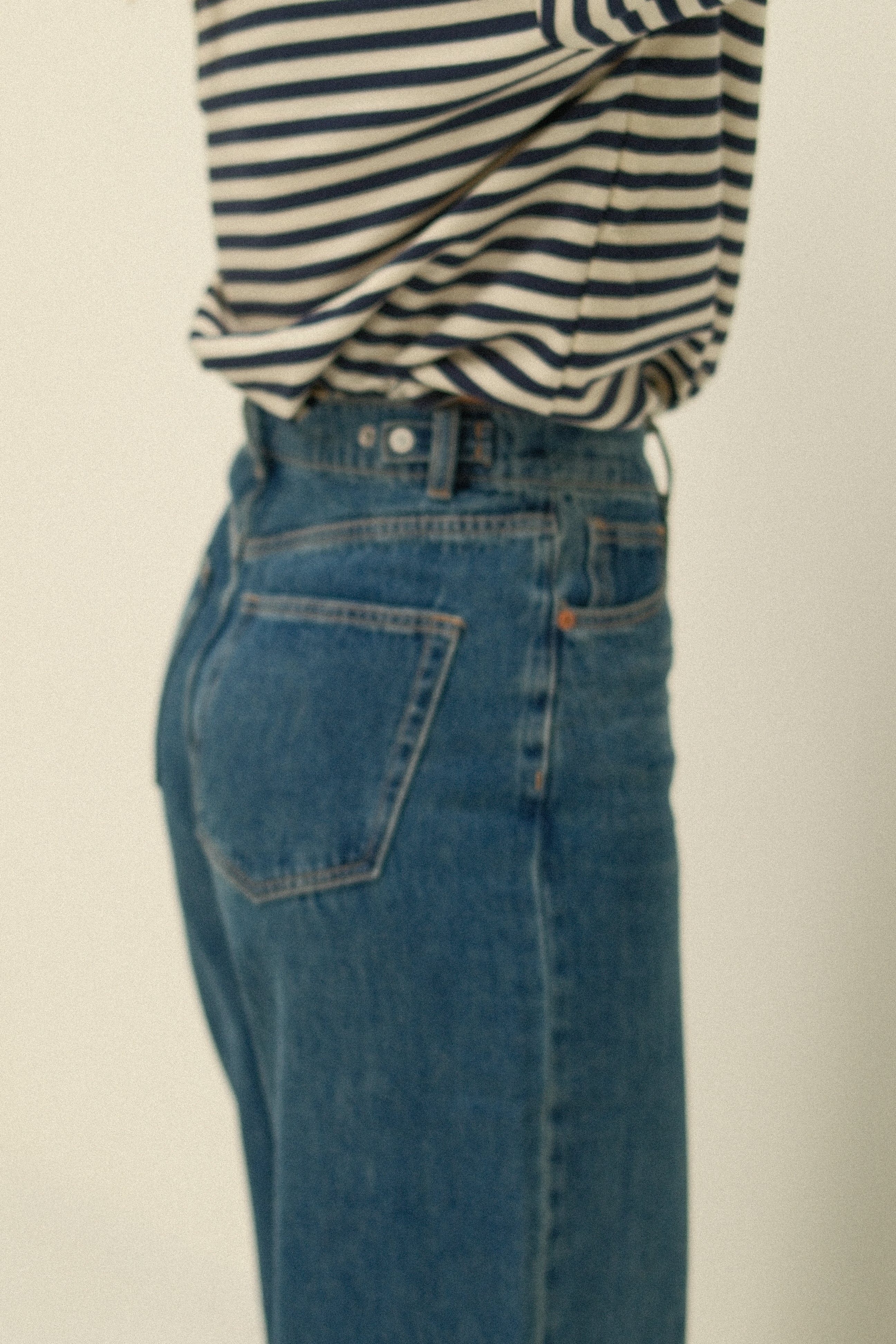 SNEAKERS LENGTH BARREL JEANS - Image 12