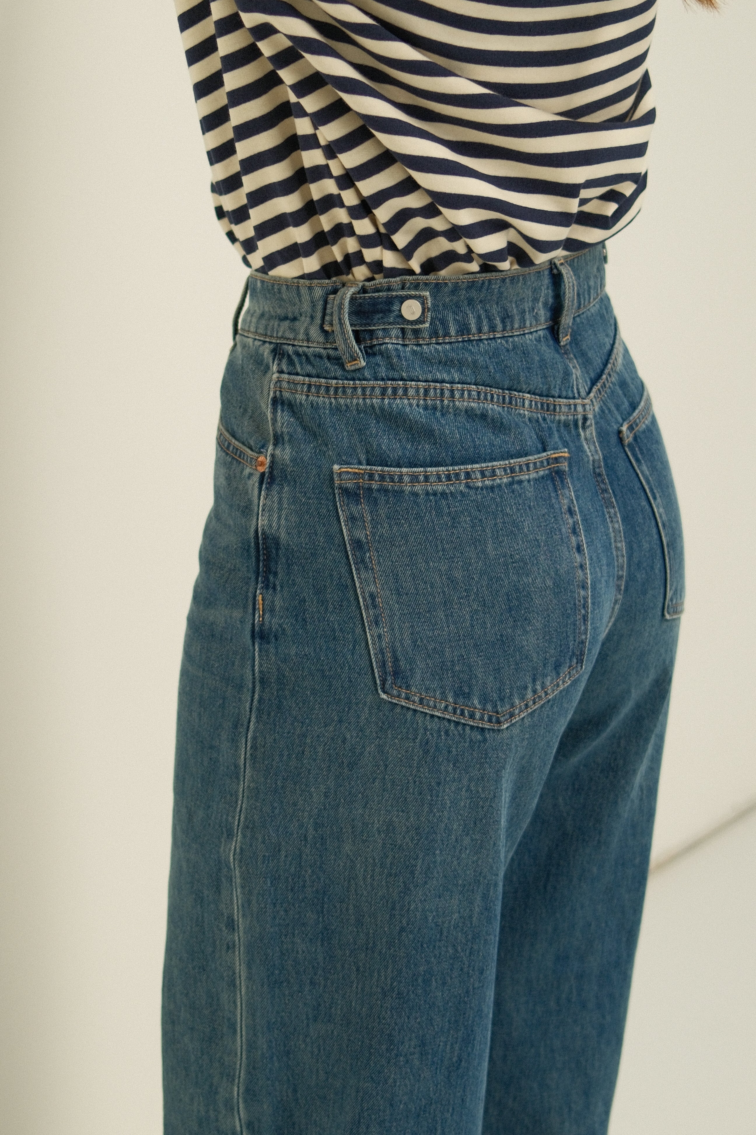 SNEAKERS LENGTH BARREL JEANS - Image 4