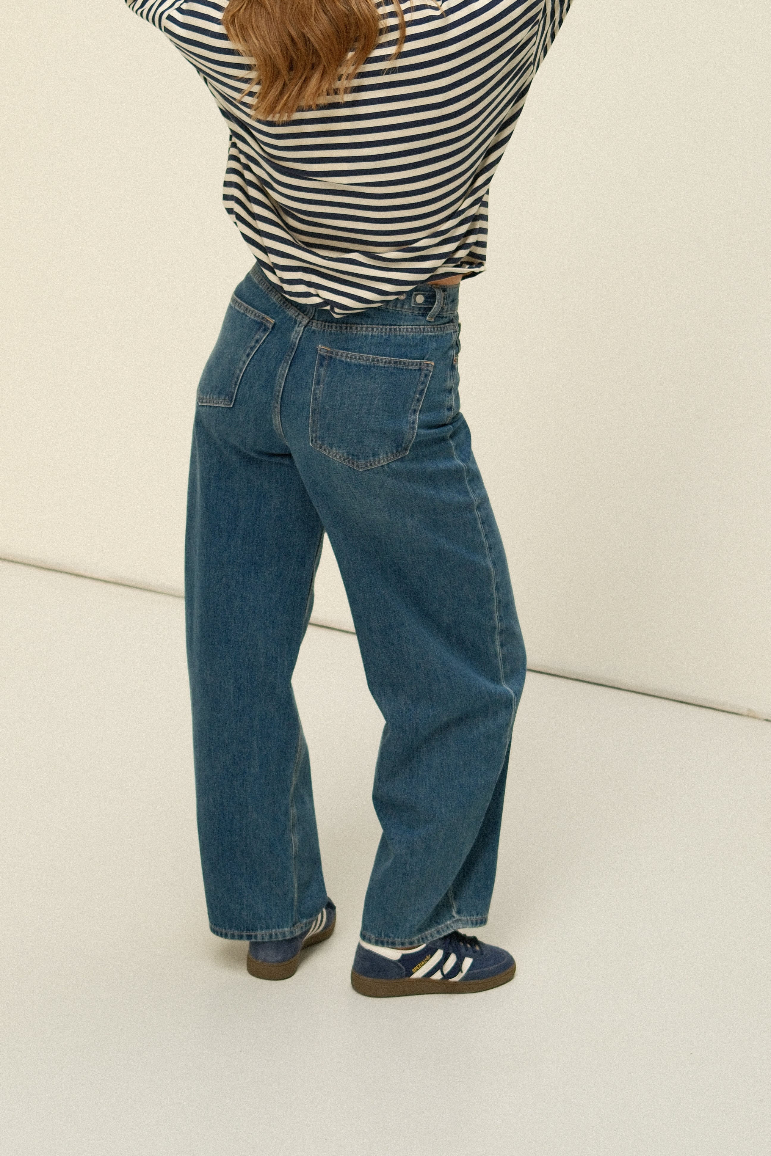 SNEAKERS LENGTH BARREL JEANS - Image 6